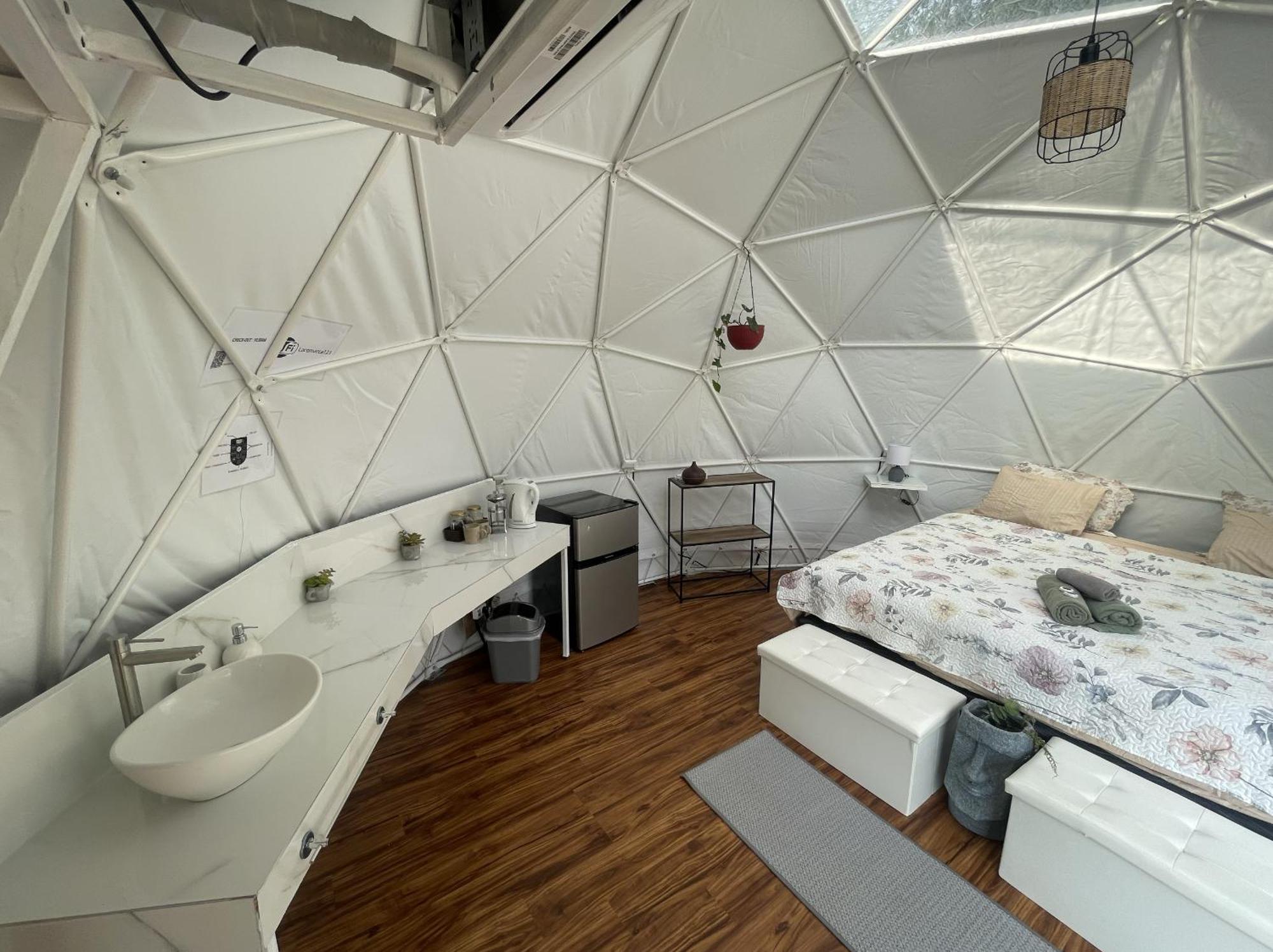 La Comarca River Glamping Dome Near マヌエル・アントニオ エクステリア 写真