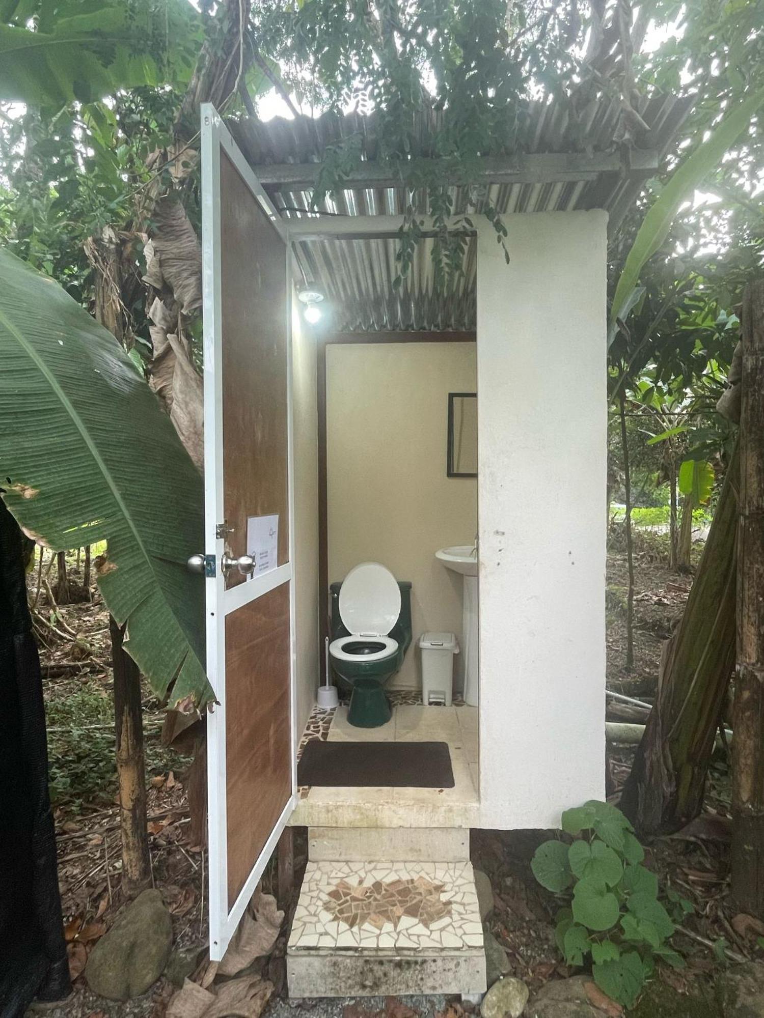 La Comarca River Glamping Dome Near マヌエル・アントニオ エクステリア 写真